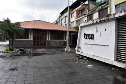 Suciedad. En los exteriores de la estación son evidentes la falta de limpieza y el mal olor que se percibe al transitar por el sitio.