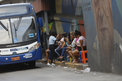 Pestañeras al filo de la calle.