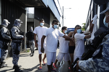 San Salvador. Supuestos pandilleros detenidos durante el estado de excepción son trasladados a una cárcel.