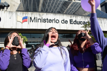 Desde muy temprano, un grupo de más de 100 estudiantes del Colegio fiscal Luis Napoleon Dillon del Norte de Quito, realizaron una manifestación