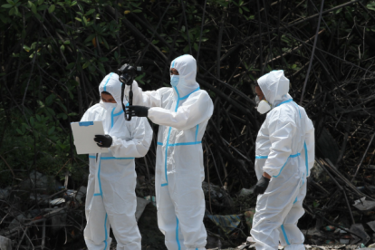 Agentes de criminalística en muerte reporta en la Perimetral.