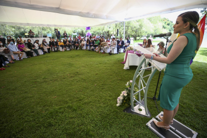 La secretaria de Derechos Humanos, Bernarda Ordóñez, habla durante una rueda de prensa hoy en Quito (Ecuador). Ordoñez mencionó que "la última vez que tuvieron un aumento fue hace tres años", y que ahora cada casa de acogida recibirá 106.000 dólares para este año.