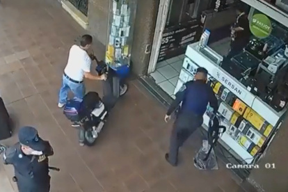 Video. Momentos en que un agente metropolitano retira el ventilador que está afuera del local.