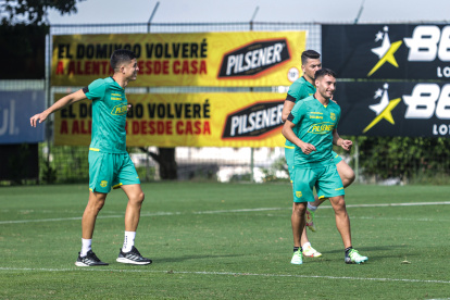 Emmanuel Martínez (d) volvió a las practicas del conjunto canario.