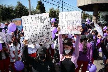 Con carteles y vistiendo el uniforme del plantel educativo varios estudiantes acudieron a la protesta.