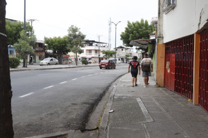 En la ciudadela El Guasmo, sur de Guayaquil, los moradores señalan sentir temor de andar en los exteriores de sus vivienda.