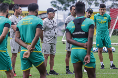 Jorgé Célico, técnico de Barcelona, en una charla con sus dirigidos previo al entrenamiento.