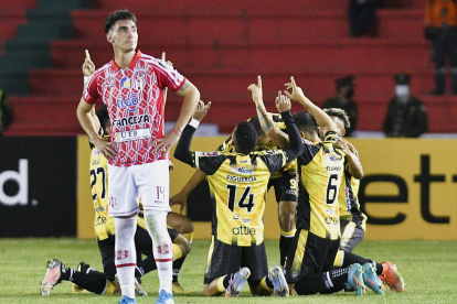 Los jugadores del Táchira celebran uno de los goles frente al conjunto boliviano.