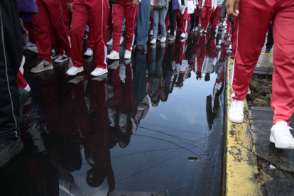 Marcha. Decenas de estudiantes de al menos dos colegios de Quito caminaron hacia el colegio Dillon a exigir justicia.
