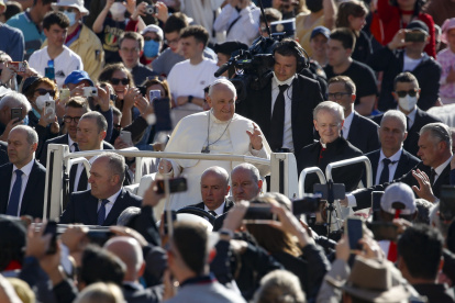 El papa durante la audiencia de los miércoles