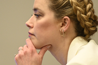 La actriz Amber Heard escucha en la sala del Tribunal de Circuito del Condado de Fairfax en Virginia