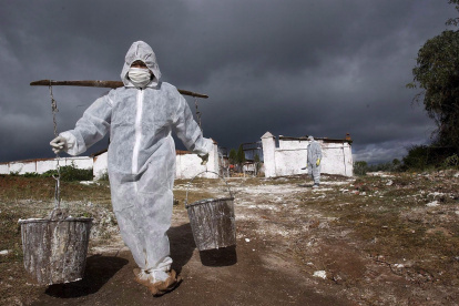 Trabajadores de cuarentena en un lugar tras un brote de la gripe aviar, en una foto de archivo