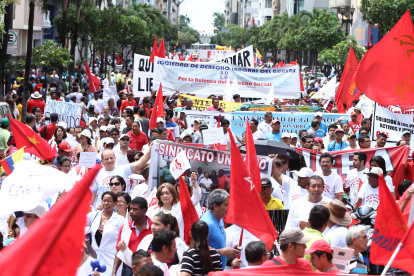 La organizaciones laborales suelen marchar por la avenida 9 de Octubre en Guayaquil en el Día del Trabajo.
