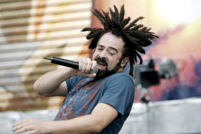 Fotografía de archivo en la que se registró al cantante Adam Duritz, voz líder de la banda Counting Crows, una de las agrupaciones invitadas al SunFest en West Palm Beach (Florida).