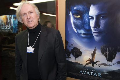 El director, productor y escritor estadounidense James Cameron posa para los fotógrafos previo a una proyección de la película "Avatar" , en una fotografía de archivo.