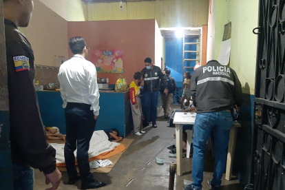 Durante el allanamiento, las autoridades confirmaron las condiciones precarias en las que descansaban las niñas.