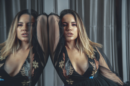 Mía cuenta con su equipo de producción que está asentado en Colombia.