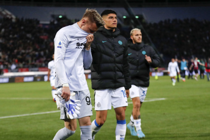 Los jugadores del Inter de Milán dejan desconsolados el campo de juego.