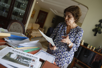 Es líder comunitaria y una guayaquileña que a través de sus cartas enviadas al Municipio y a EXPRESO lucha por conseguir obras para Urdesa central, el barrio en el que ha vivido hace casi 60 años, y para Guayaquil, la ciudad que, lamenta, cada vez más se sumerge en el abandono. Es activista, ambientalista y promotora del civismo.