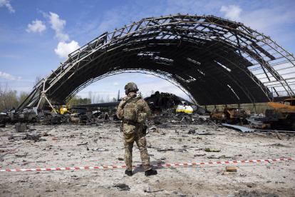 Kiev. Un hangar en el aeródromo de Hostomel, que fue destruido ayer.
