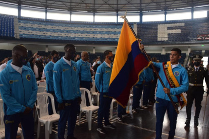 José Rizzo recibió el portaestandarte y cobijó a sus compañeros.