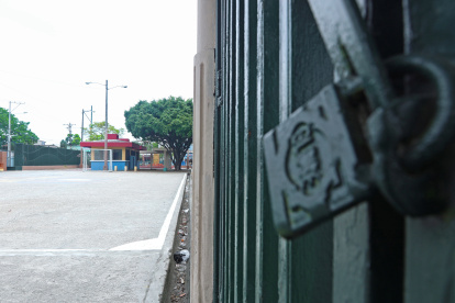 Realidad. Así permanecen diferentes puertas del parque lineal de la avenida 29, en el sur.