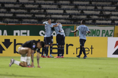 Los jugadores del cuadro camarata festejan el primer gol del partido, ante el lamento de la visita.