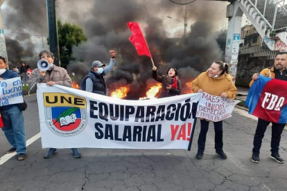 Acción. Decenas de maestros agrupados en la UNE protestaron en el sur de Quito este jueves 28 de abril.
