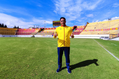 César Farías, nuevo entrenador de Aucas, tomó las riendas del club oriental.
