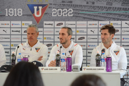 Luis Zubeldía (c), nuevo técnico de Liga de Quito, durante presentación de este jueves 28 de abril.