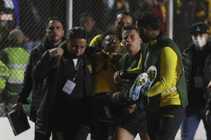 Jaime Arrascaita (c) de Strongest es llevado a una ambulancia en un partido de la Copa Libertadores entre The Strongest y Caracas FC en el estadio Hernando Siles en La Paz (Bolivia), este 27 de abril de 2022.