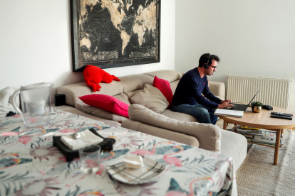 Un hombre teletrabaja desde su domicilio, en una imagen de archivo.