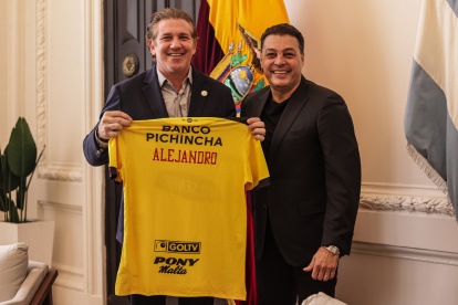 Alejandro Domínguez recibe la camiseta de Barcelona de las manos de Carlos Alfaro Moreno.