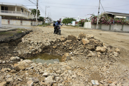 Lomas de piedras. Rocas arrumadas a un costado de las viviendas es lo que se observa en el sitio, donde las labores, a decir de la comunidad, han cesado.