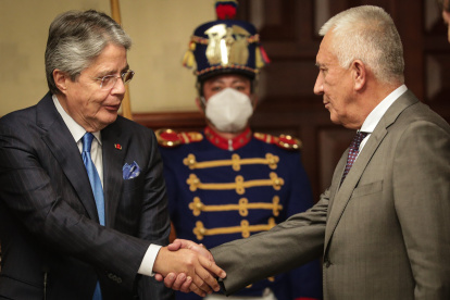 El presidente Guillermo Lasso saluda al nuevo ministro de Defensa, Luis Lara, quien reemplazó a Luis Hernández.