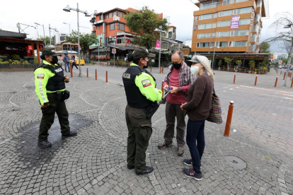 El retorno es lento y paulatino. En las calles de La Mariscal se pueden ver a algunos turistas que han llegado a la ciudad tras la pandemia. Los uniformados les brindan información sobre direcciones, pero también sobre medidas de seguridad.