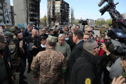 Kiev. El secretario general de la ONU, António Guterres, recorre uno de los sectores afectados en esta capital.