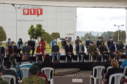 Acto. El presidente de la República, Guillermo Lasso, guardó la mascarilla en su bolsillo como fin de la medida.