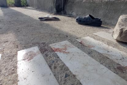 Los criminales llegaron en un carro plomo, se bajaron y arremetieron en contra del inmueble.