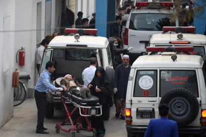 Referencial. Un niño afgano herido es trasladado de una ambulancia al hospital Estiqlal después de una explosión suicida masiva en una mezquita chiíta en Kabul el 21 de noviembre de 2016.