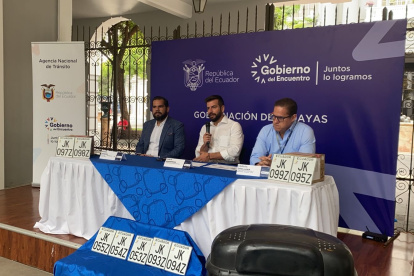 En gobernador de Guayas, Pablo Arosemena, participó de la entrega de las placas restantes.