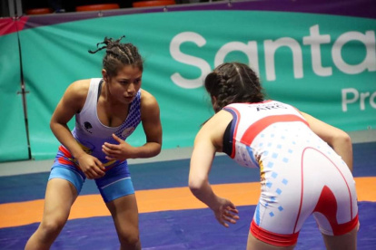Vicky León (i), luchadora ecuatoriana, en uno de los combates de los Juegos Sudamericanos Juveniles.