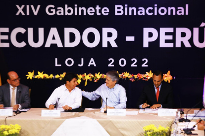 El presidente de Ecuador, Guillermo Lasso (c-d), y su homólogo de Perú, Pedro Castillo (c-i), participan en la Cumbre Presidencial y Gabinete Binacional hoy, en la ciudad fronteriza de Loja (Ecuador).