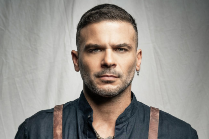 Fotografía cedida por Sony Music Latin donde aparece el cantautor puertorriqueño Pedro Capó quien estrenó este viernes su nuevo sencillo, "La Fiesta".