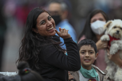 Grupos de personas con y sin mascarillas caminan hoy, por las calles de Quito.