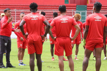 César Farías (izquierda) dirigió sus primeras prácticas en Aucas. Este sábado debutará en el banquillo ante Técnico Universitario.