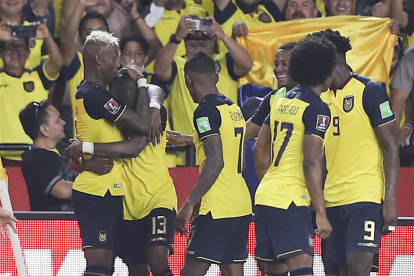 Enner Valencia (2i) de Ecuador celebra con sus compañeros en un partido de las eliminatorias sudamericanas para el mundial de la FIFA Catar 2022, en una fotografía de archivo.