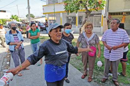 MORADORES DE LA PRADERA 2 SE QUEJA CON EL MUNICIPIO POR QUE NO DEJAN QUE ESTE EN EL LUGAR LA FERIA DE VIVERES PERSONAL DEL MUNICIPIO LLEAGRON AL LUGAR A DESALOJAR 27 DE ABRIL DEL 2022 GUAYAQUIL-ECUADOR ag-periodistas
