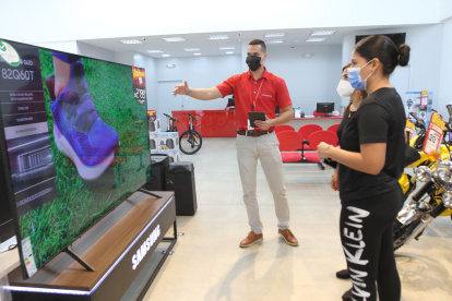 Tienda. Melina Jiménez, cliente, cotiza un televisor de 82 pulgadas en el almacén Créditos Económicos de la vía a la costa.