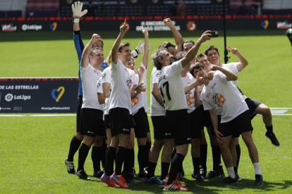 Los actores españoles y latinoamericanos posan para un selfie antes del partido de fútbol benéfico.